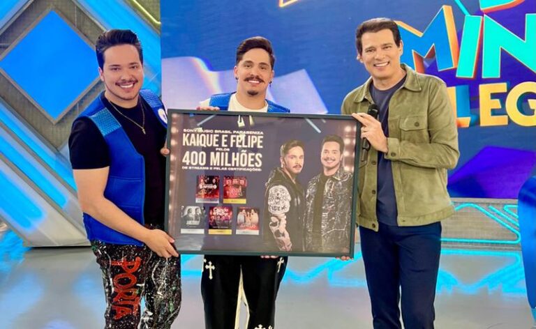 Kaique e Felipe são surpreendidos ao vivo no palco do Domingo Legal, consolidando sua força no sertanejo
