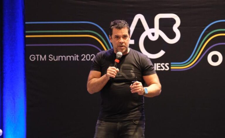 Paulo Akiau, presidente da ABC EVO, apresenta conferência sobre dados e tendências do mercado Fitness durante a 26ª Fitness Brasil