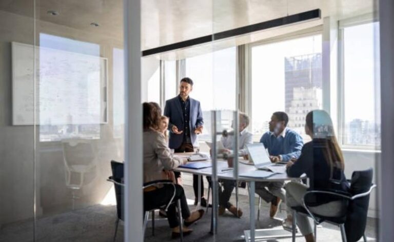 Quando migrar de MEI ou Simples Nacional: por que, em alguns casos, pagar mais imposto gera mais lucro