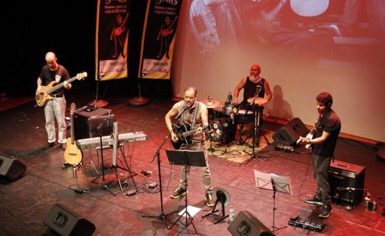 Pádua, Cláudia Vieira e Tom Chris interpretam músicas da banda anticapacitista Sr. Souls no Centro Cultural da UFG