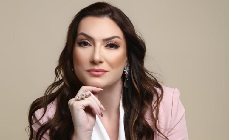 Agosto Roxo reforça o combate à violência contra a mulher com alerta da psicóloga Juliana Conti