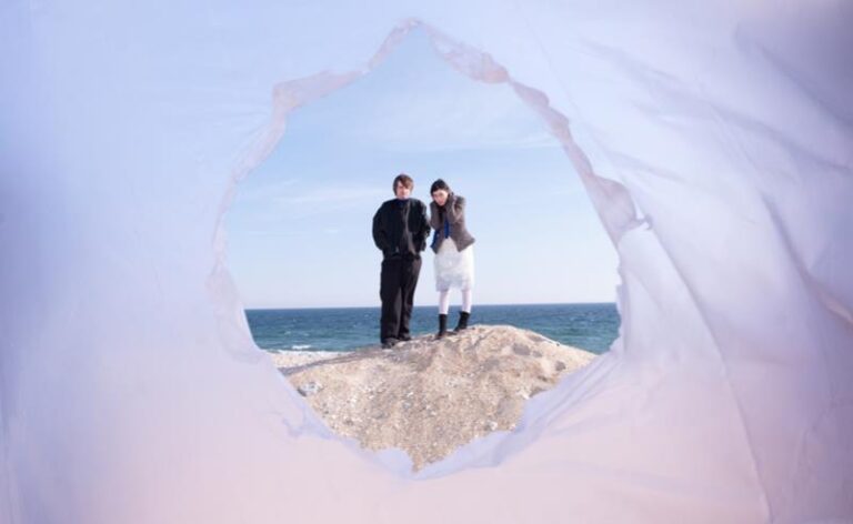 Water From Your Eyes lança nova música e videoclipe “Nights in Armor”