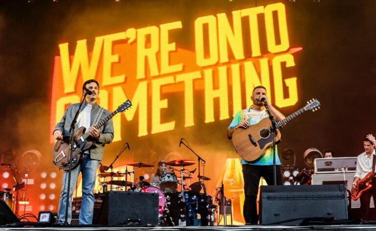 Kings of Leon lança o novo single “We’re Onto Something”, com Zach Bryan