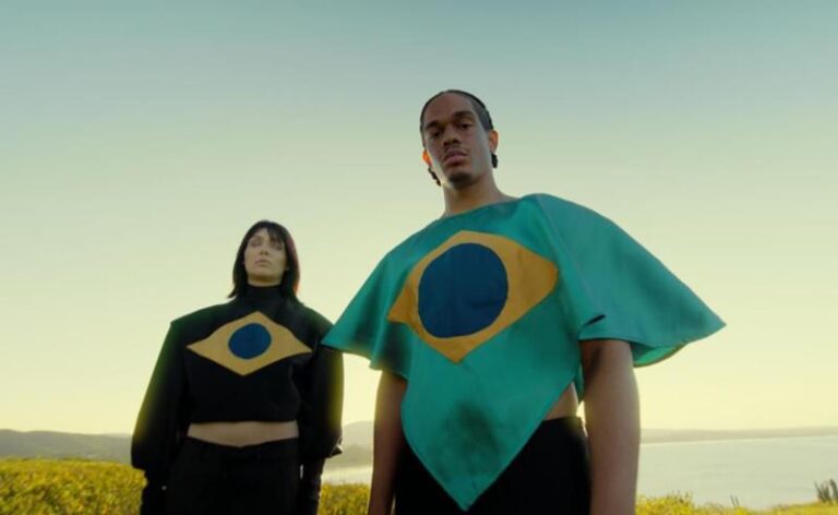 Marca AKRAZA chega em setembro com peças únicas, estética sofisticada e herança eslava