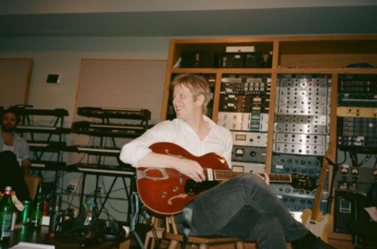 Spoon retorna com dois singles, “Chateau Blues” e “Guess I’m Fallin In Love”