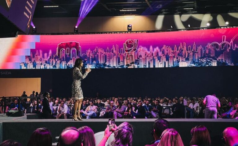 Conecta Imobi 2025: Sophia Martins celebra 8 anos palestrando no maior evento do mercado imobiliário