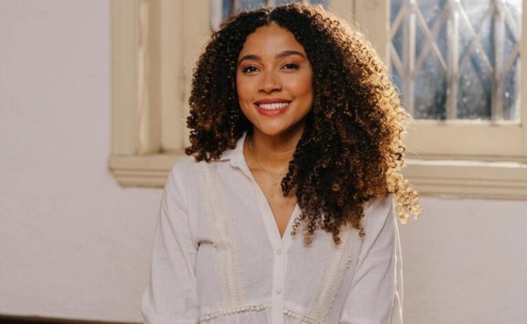Gabriela Gomes lança EP Manso e Humilde e celebra sucesso digital