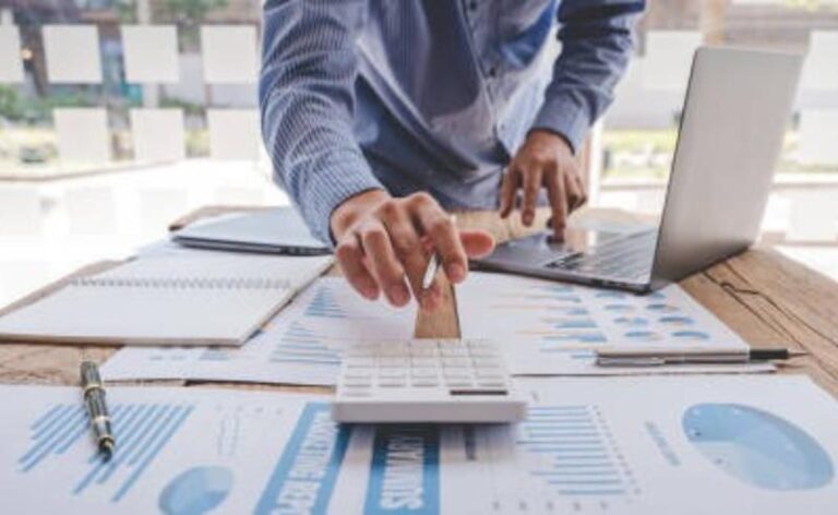 Investidores brasileiros perdem bilhões por falhas tributárias; contabilidade estratégica se torna essencial em 2025