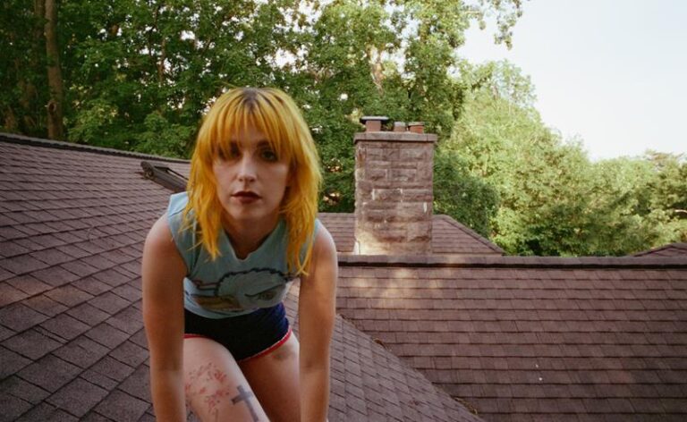 Hayley Williams lança videoclipe de “Parachute”