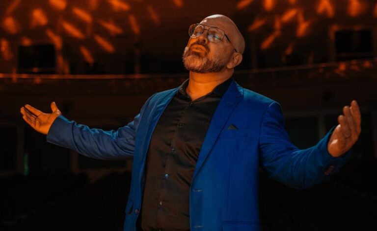 Jônatas Ambrozio lança “Ao Deus Grandioso” pela gravadora Louvor Eterno
