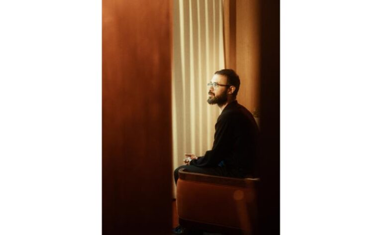 Cantor e compositor de soul Hajaj lança novo single “Space” acompanhado de videoclipe