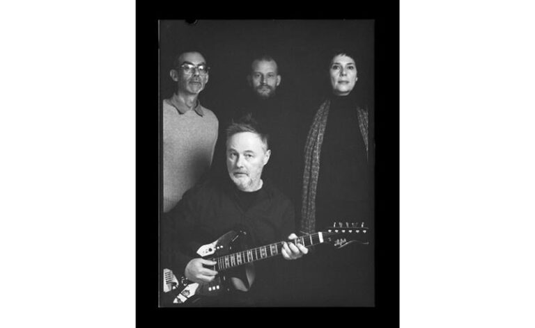 Stereolab lança dois novos singles “Fed Up With Your Job” e “Constant And Uniform Movement Unknown”