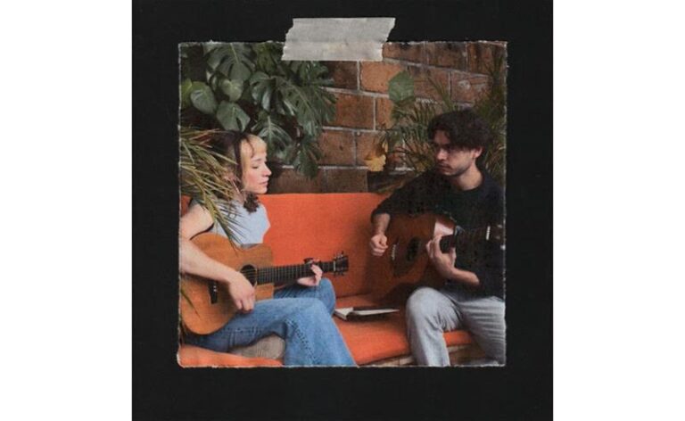 Artista de goth-folk de Montreal, Flower Face colabora com Samanez na “Cat’s Cradle – Spanish Version”