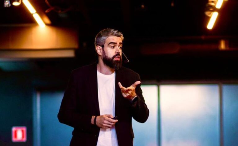 Com R$ 25 mi em 2024 e Top 50 Hotmart, Vitor Esprega avança como referência em educação e marketing digital
