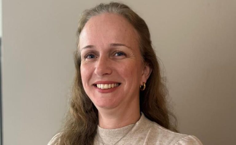 Fonoaudióloga brasileira se destaca internacionalmente ao transformar vozes em identidade e autoestima