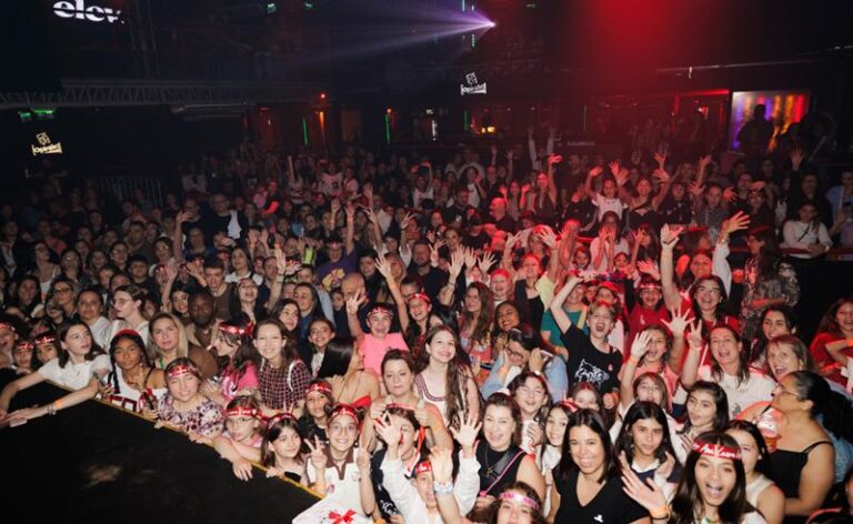 Ana Laura Lopes apresenta música inédita em show no Bar Opinião