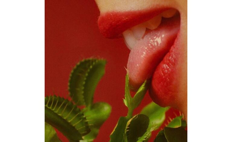 Mariana Volker inaugura nova fase com o single “É Segredo”