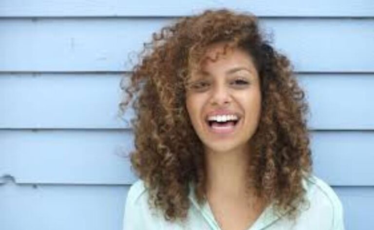 Transição capilar na primavera: como recuperar a textura natural com cuidados especializados