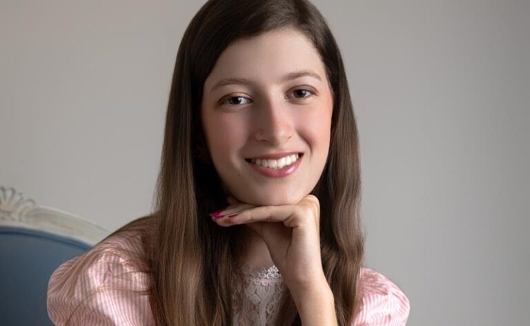 Cantora Gaby Lily é atração confirmada no stand AS Divulgadora Music durante a Expocristã no Rio de Janeiro