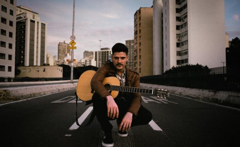 Com pegada grunge, Tony Creek estreia o novo single “Raging Bullet” pelo selo Base Company