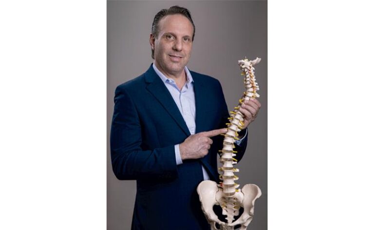 Tiago Iorc é internado com hérnia de disco e médico explica como o problema se desenvolve