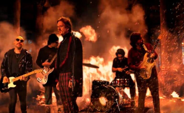 Undo transforma cinzas em resistência no clipe de “Porcos Não Olham pro Céu”