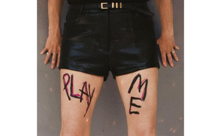 Kim Gordon lança seu novo álbum, Play Me