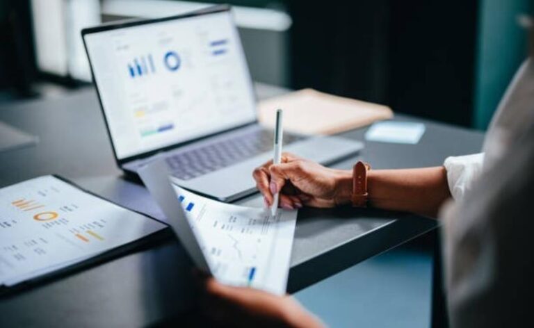 Falta de leitura financeira transforma decisões estratégicas em apostas nas empresas de serviços