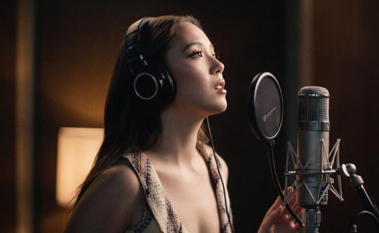 Laufey apresenta releitura de “Blue in Green”, clássico de Miles Davis