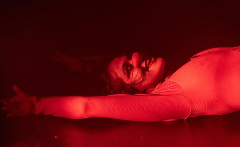 “A Queda”: tragicomédia sobre relações e resistência feminina estreia em curtíssima temporada em São Paulo