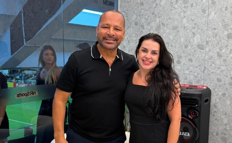 Neymar Pai passa por revisão de lentes na Clínica Viotto Santos e convida Dentista para jogo no estádio