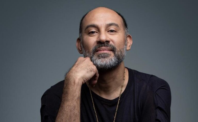 Renan Barbosa apresenta show acústico “Negras Maravilhas” no Espaço Parlapatões, em São Paulo