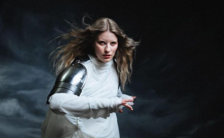 Paris Paloma anuncia seu segundo álbum, The Fatal Flaw, e lança o novo single “Stem The Flow”