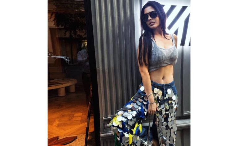 DJ Steh aposta em calça parecida com a de Virgínia Fonseca durante temporada de luxo em Paris