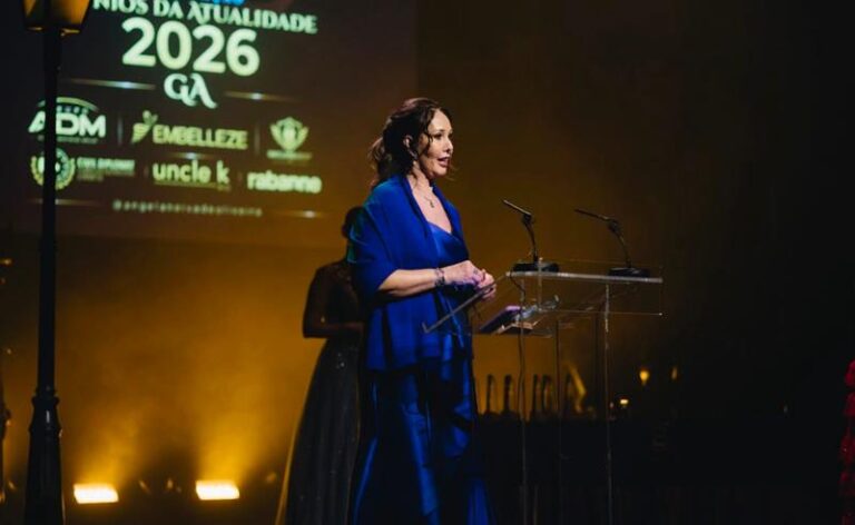 Nina Ferreira é premiada no Prêmio Gênios da Atualidade, no Casino Estoril, em Portugal
