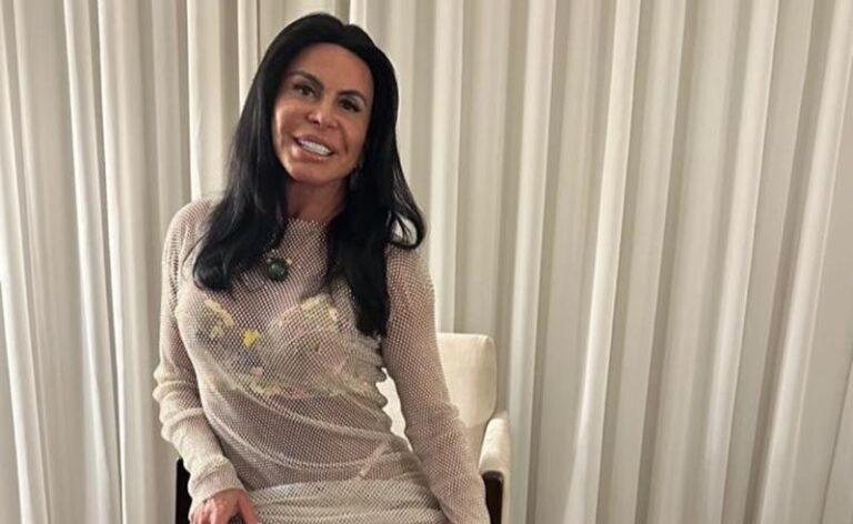 Antes de iniciar transplante capilar, Gretchen raspa a cabeça em live: “Incentivar as mulheres”