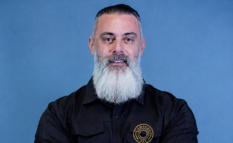 Da sucata à arte monumental: Rodrigo Camacho cria trono inspirado em Game of Thrones com armas desativadas da Polícia Militar do Rio