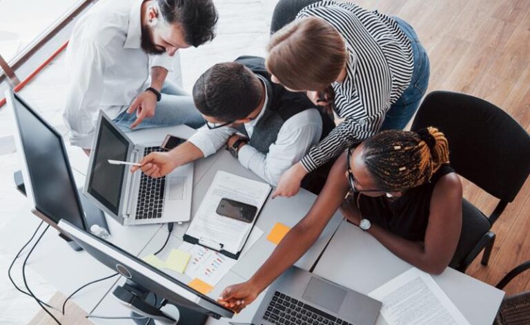 IA, neuroliderança e engajamento: a tecnologia pode aproximar pessoas, desde que a liderança não se afaste delas
