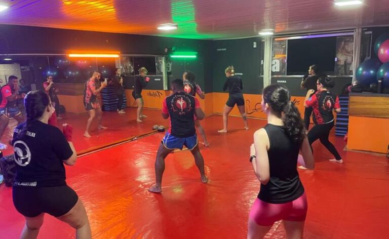 Área 44 Academia: Centro esportivo promove saúde e integração familiar em ambiente acolhedor