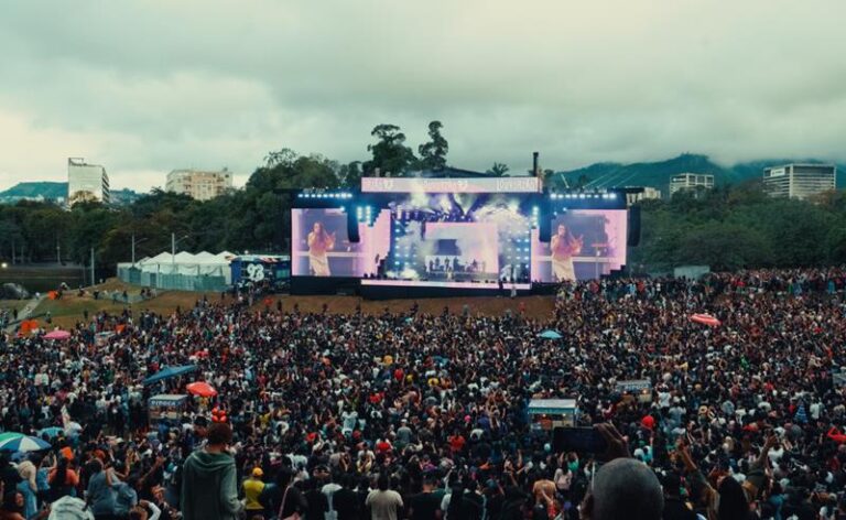 Palco do evento surpreendeu com grande estrutura de LED