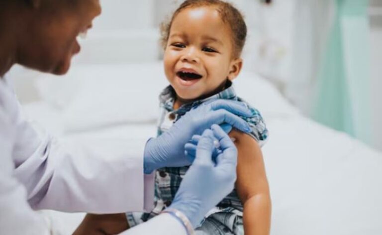 Vacinas salvam 6 vidas por minuto: Rio de Janeiro convoca amanhã famílias para o Dia D de Multivacinação