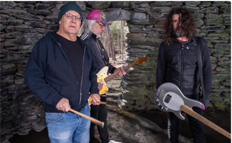 Dinosaur JR lança novo álbum, ‘There Near’
