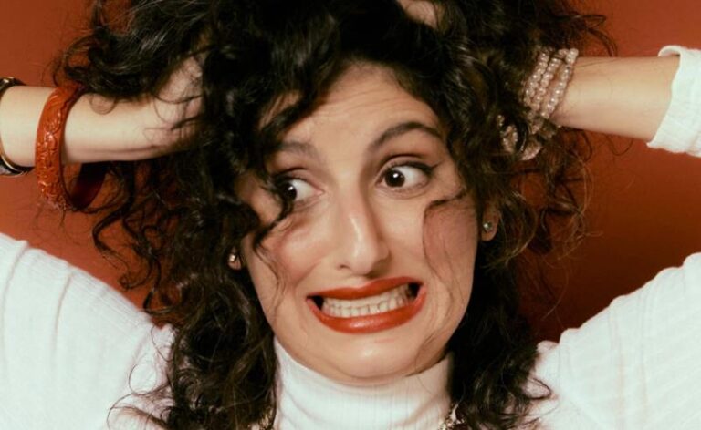Nicole Musafir transforma os seus diários e canções em confissão pública na peça “Para Quem Não me Conhece”, que estreia na Casa de Cultura Laura Alvim