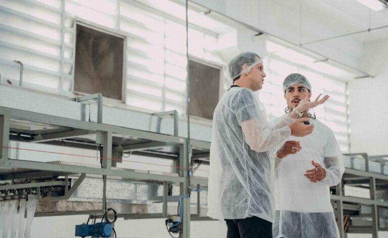 MC Livinho visita fábrica da Inaltex no lançamento do Prosex Pro, primeiro preservativo de poliisopreno produzido no Ocidente