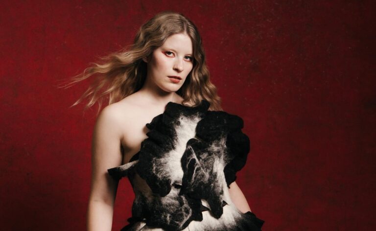 Paris Paloma lança o aguardado segundo álbum ‘The Fatal Flaw’ e revela o videoclipe de “Silhouette on the Hill”