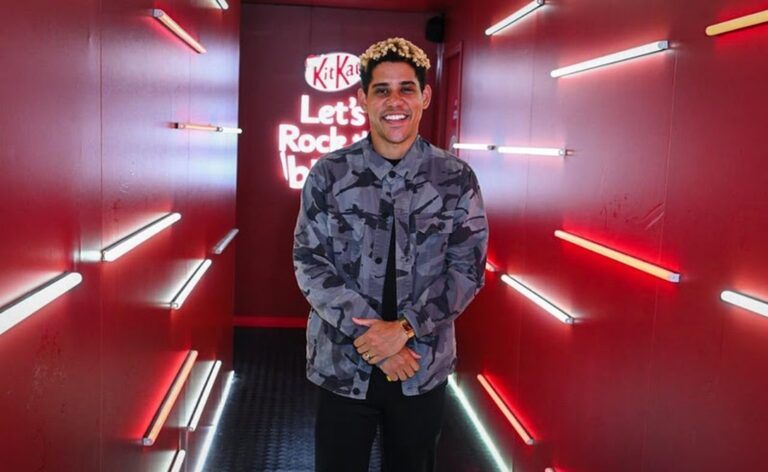 Klara Castanho, Cauê Campos e Giulia Benite marcam presença no estande da KitKat® no terceiro dia de Rock in Rio 2026