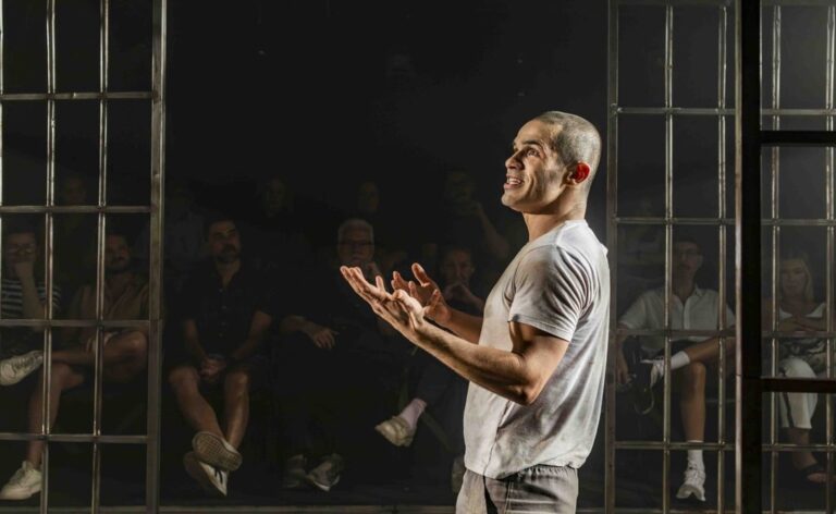 Após longa temporada de sucesso de público e crítica, “A Pequena Prisão” volta aos palcos para apenas nove apresentações na Casa de Cultura Laura Alvim