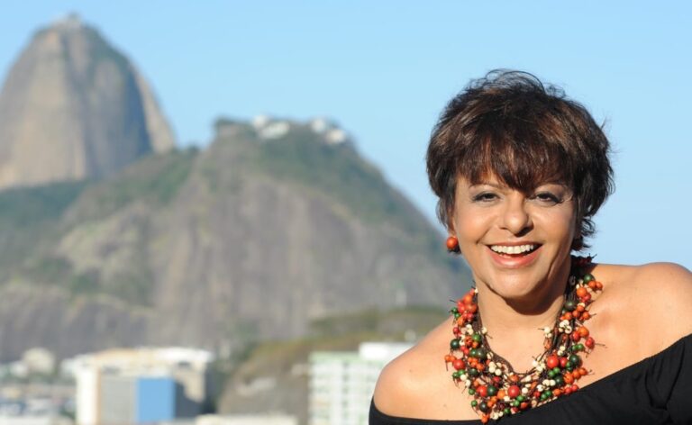 Eliane Salek celebra o legado de Elis Regina e Elizeth Cardoso no Centro da Música Carioca Artur da Távola, na Tijuca