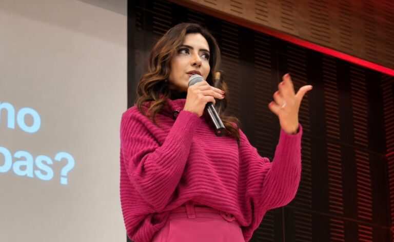 Sophia Martins palestra em Curitiba na 2ª Conferência Estadual das Corretoras de Imóveis do Paraná