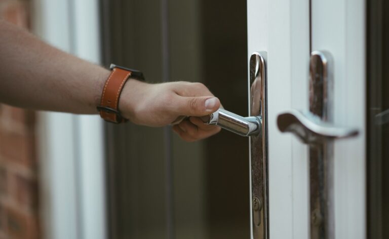 7 sinais de que está na hora de trocar a fechadura da sua casa